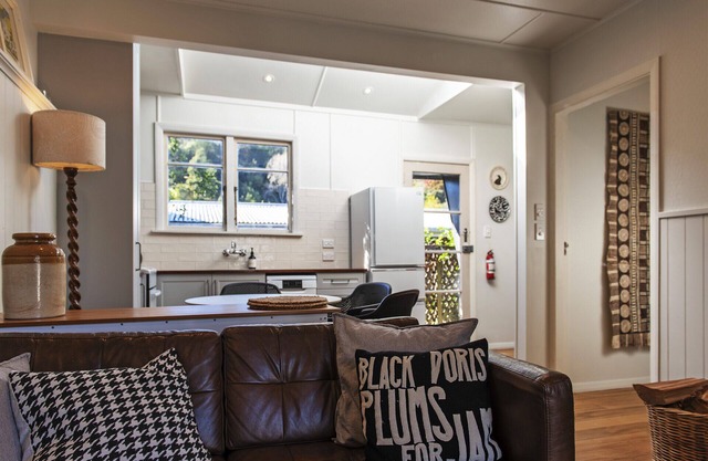 River Walk Cottage - Nelson's Charming Riverside Retreat