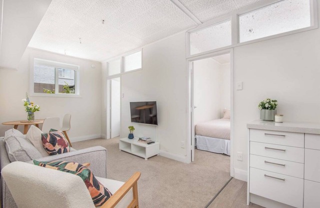 Roslyn Retreat: Garden 2-Bed Suite + Kitchenette