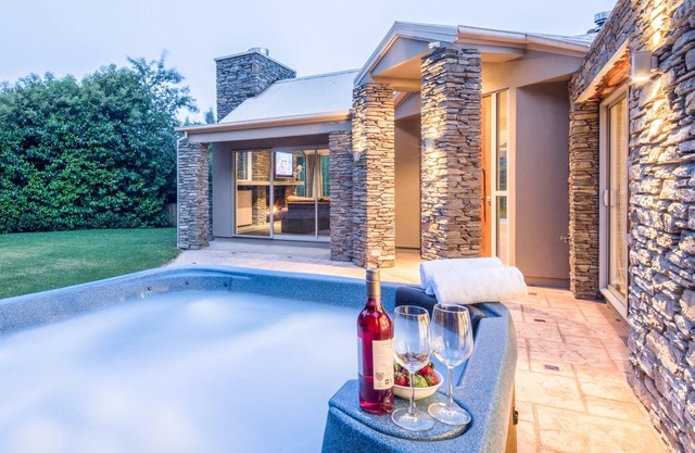 Rustic 4-Bedroom Home in Arthurs Point
