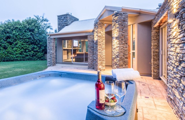 Rustic 6-Bedroom Home in Arthurs Point