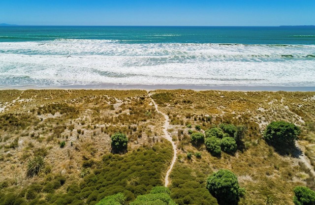 Sandbanks - Papamoa Beachfront Holiday Home