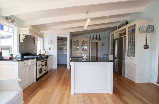 Scenic Homestead Retreat Near New Plymouth