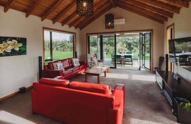 Serenity Lodge Egmont with Stream Views