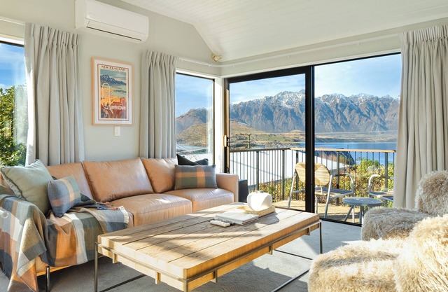 Ski Chalet Vibe - Stunning Lake & Mountain Views!