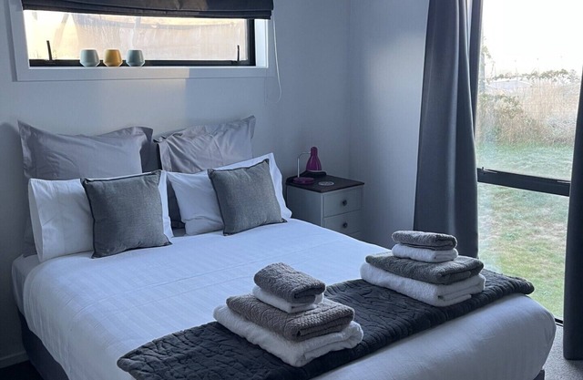 Spacious 3-Bed Home for 6 – Near Town & Views