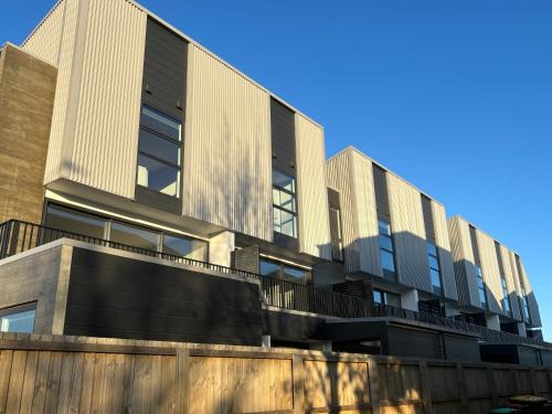 Spacious 3 BR Near CBD & Stadium