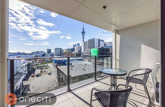 Spacious 3BR in Auckland CBD w Parking, City Views