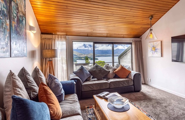 SPACIOUS ALPINE SPA LAKE VIEW TOWNHOUSE