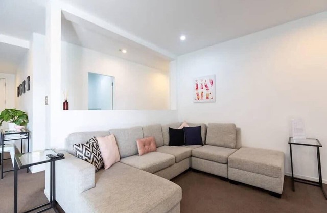 Spacious and Central with Parking by Zodiak Stays