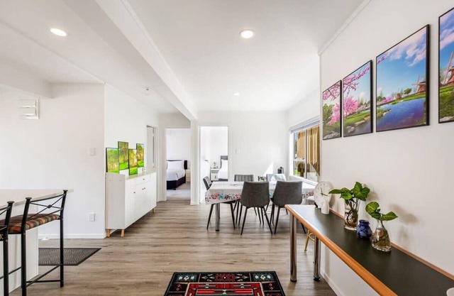 Spacious Renovated 3BR in Ellerslie I Zodiak Stays