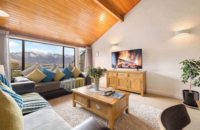 SPACIOUS TOWNHOUSE INCREDIBLE ALPINE LAKE VIEWS