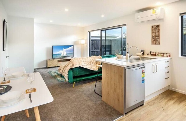 St Albans 2 bed 1.5 bath w/ off-street Carpark