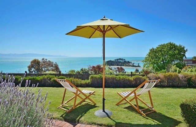 Stunning Cliff-top Retreat with views over Tasman Bay. Close to Beach & City!
