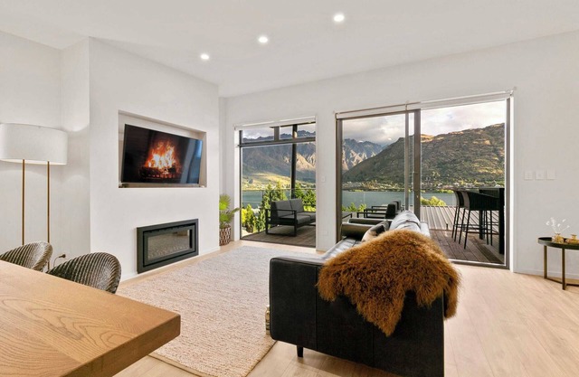 Stunning & modern home with fantastic lake views!