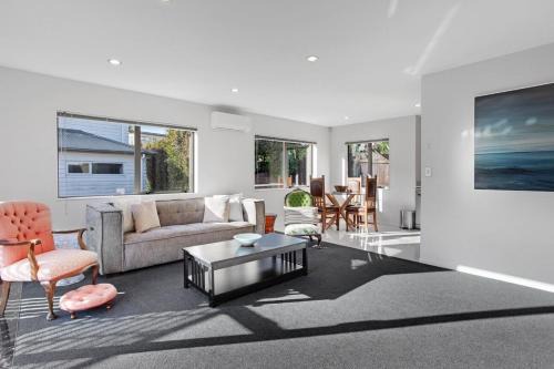 Sun Drenched Comfort close to City Center - 4BR 2BA
