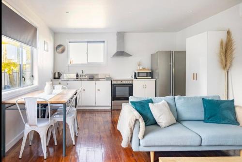 Sunny Cottage - Close to Airport & Beach