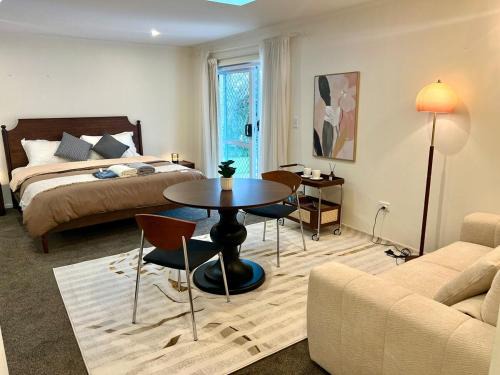Sunny Matua, Private Suite, Quiet Stay, 5star Bed
