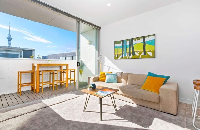 Sunny Peaceful Urban Place with Air Con & Carpark