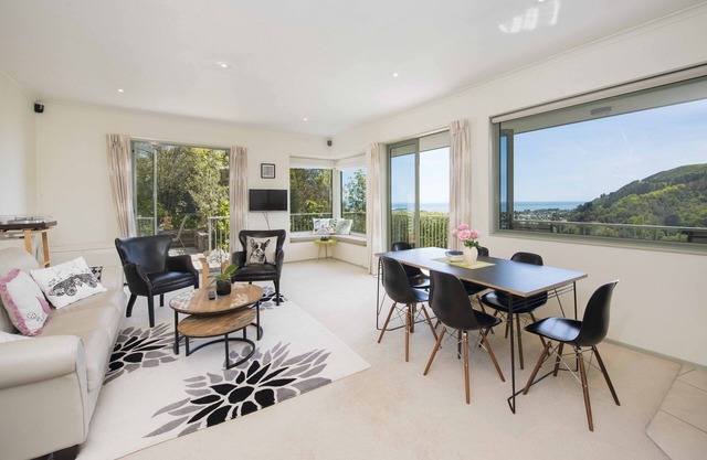 Superb Sea & Mountain Views with Spa pool!