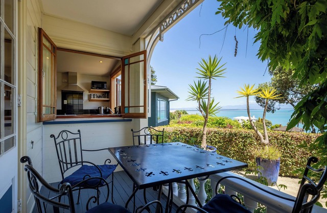 'Tasman Suite - Te Whare Rangi' Self-Contained Room in Nelson Waterfront