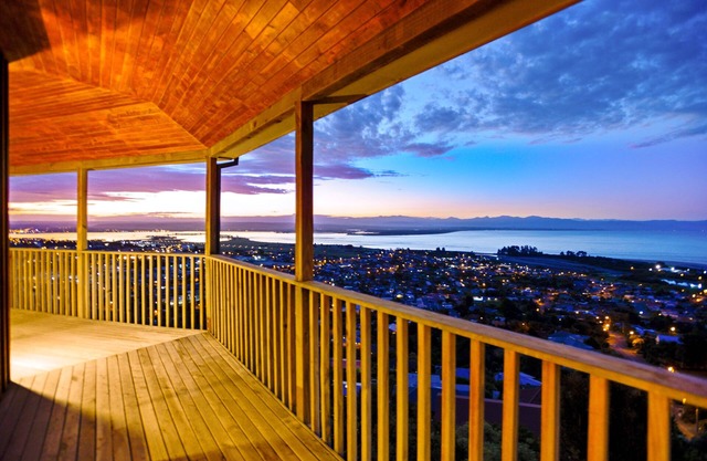 Tasman Vista - Stunning Nelson Holiday Home with Spa Pool