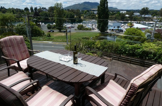 Taupo Harbour Retreat, VIEWS, Wifi, Prime Video, Rate is 4 people