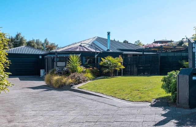 Te Aroha Whare | Serene BnB w/BBQ, Garage & Cozy Style