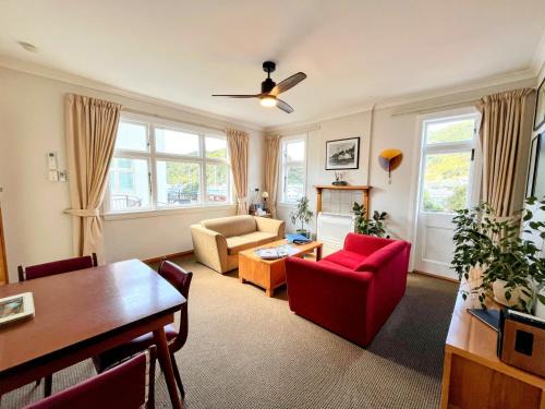 The Signal - Stylish Deco Apt with Deck and Marina View