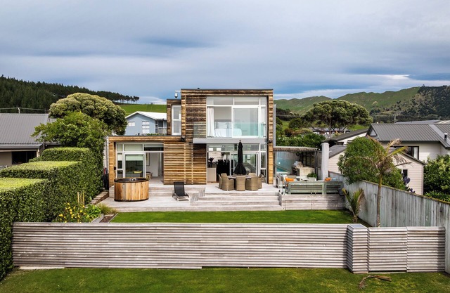 The Whyte House - Waimarama Beachfront