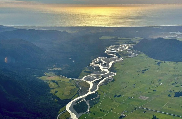 This house is a 6 bedroom(s), 4 bathrooms, located in Arahura Valley, West Coast Region.