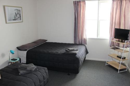 Three Furlongs Bar-Grill-Hotel