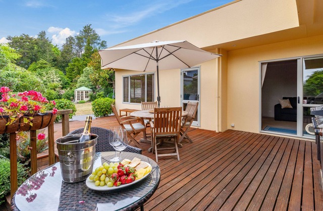 Top of the Lake - Spa Pool, Lake Views, Central to Town