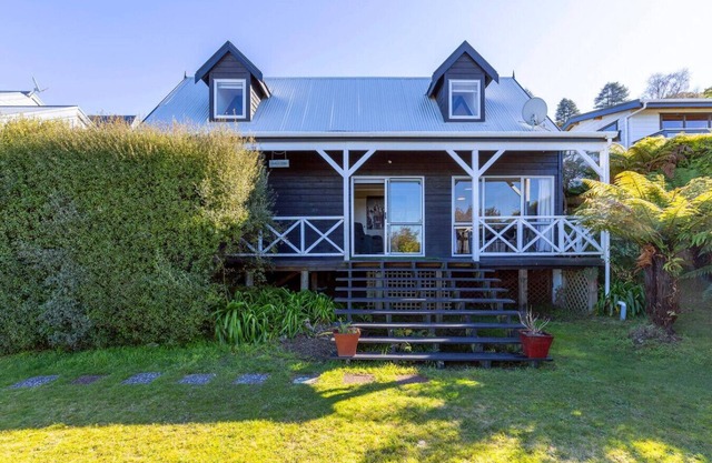 Wakeman Cottage - Cozy Acacia Bay Getaway with Lake Taupo Views