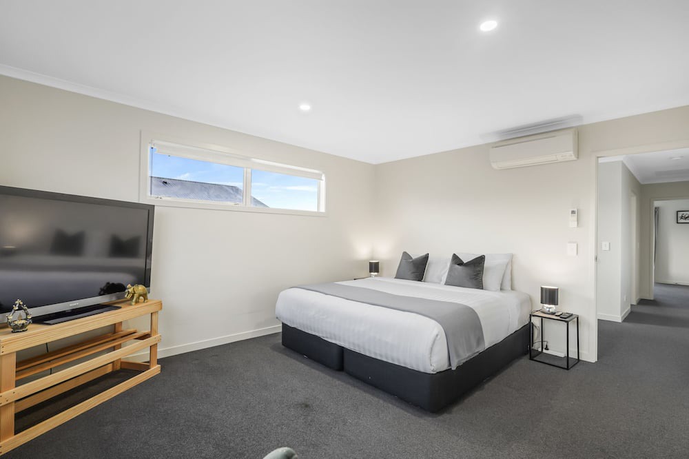 Hobsonville House | Modern 3BR Family House - Yard & Big TV