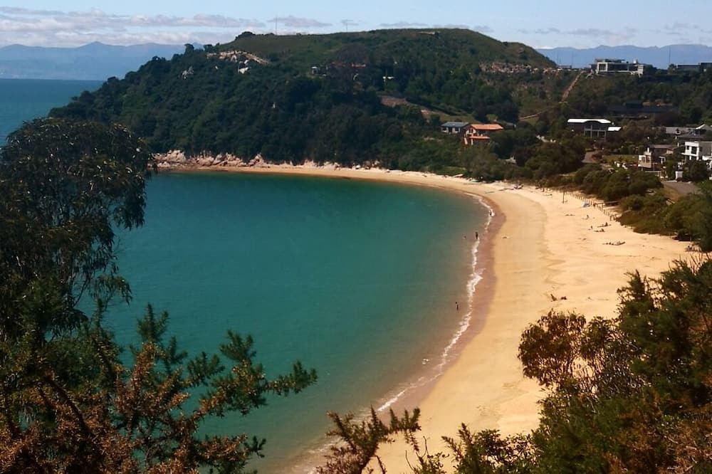 Kaiteriteri House | 2 min walk to beach-views-private-large yard- 2 car garage plus parking for Boat