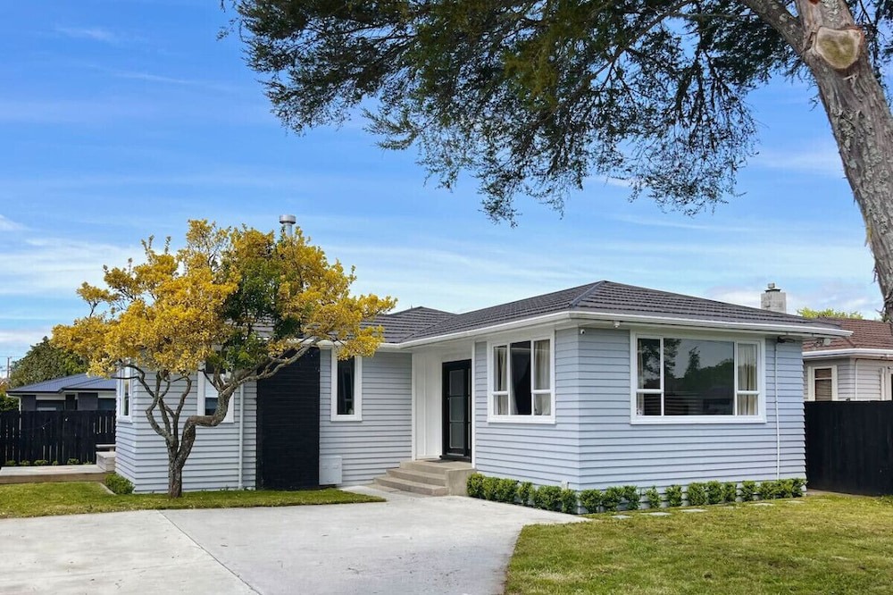 Hamilton House | Free Cleaning & Close to Everything!