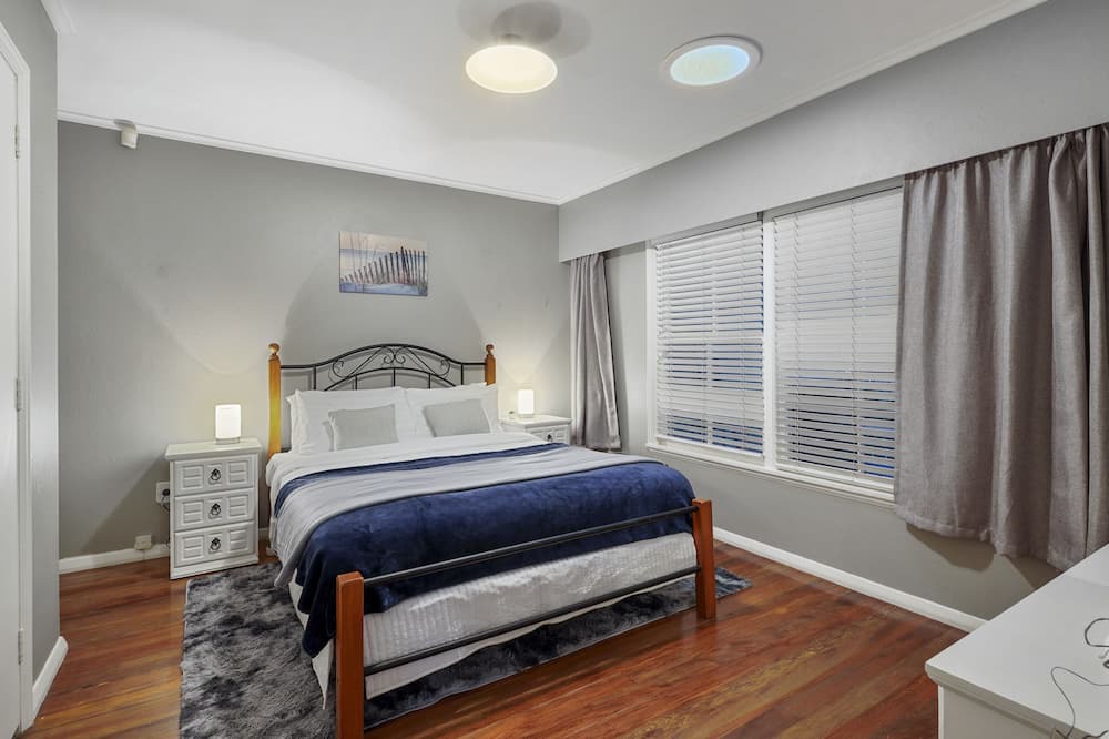 St. Heliers House | Kohi Family Home- Netflix & Gardens View