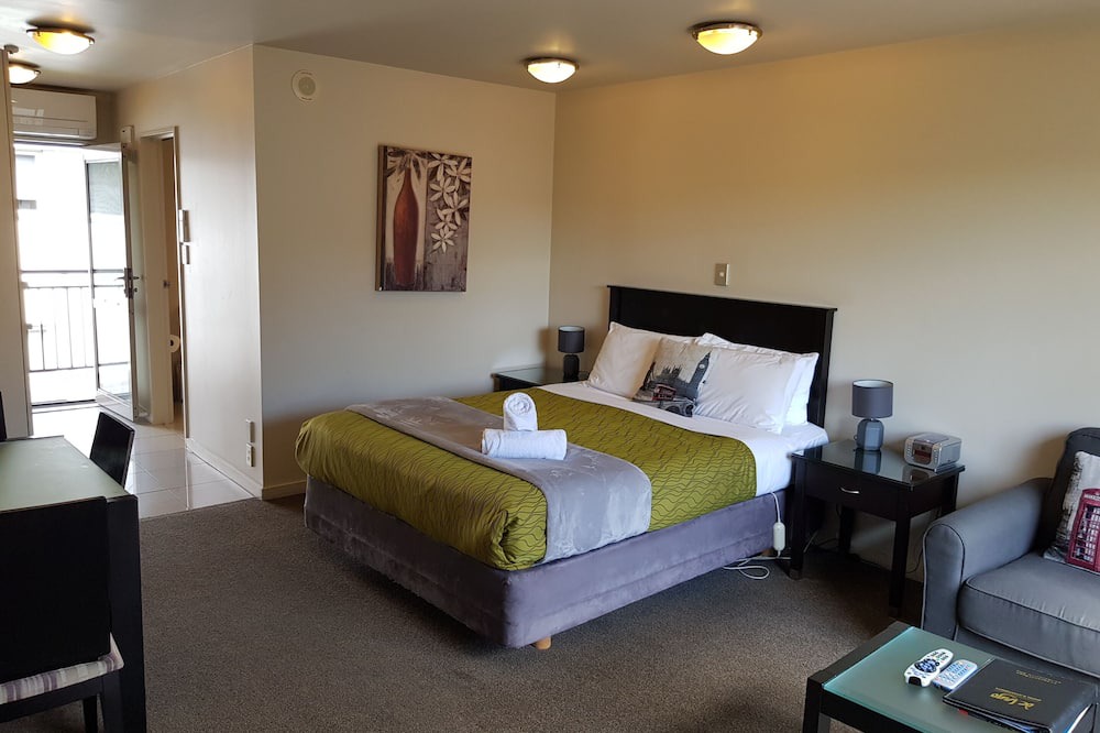 Merivale Hotel | De Lago Motel Apartments