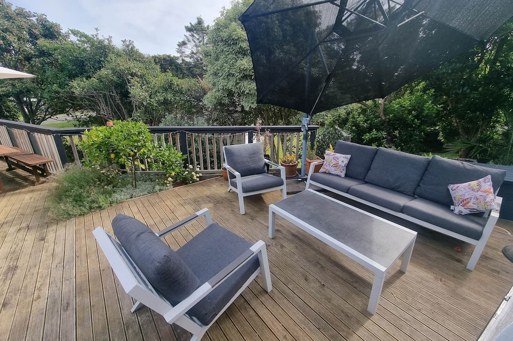 Raumati Beach House | Spacious Modern Coastal Haven, 5 minutes to the beach, shops and walking tracks.