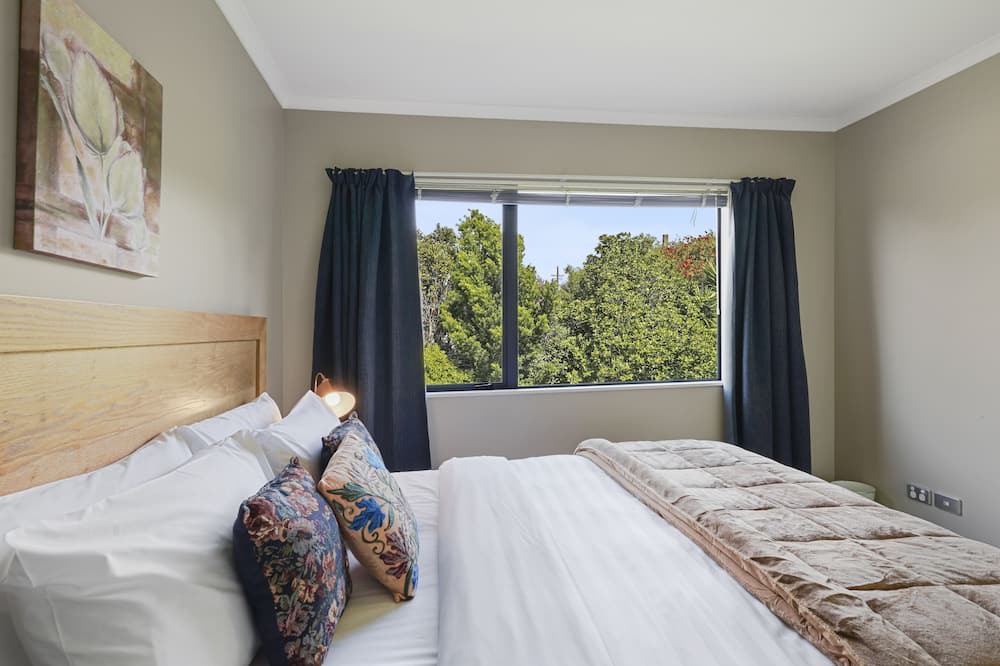 Henderson Apartment | Spacious Family Home -Fully Fenced Yard