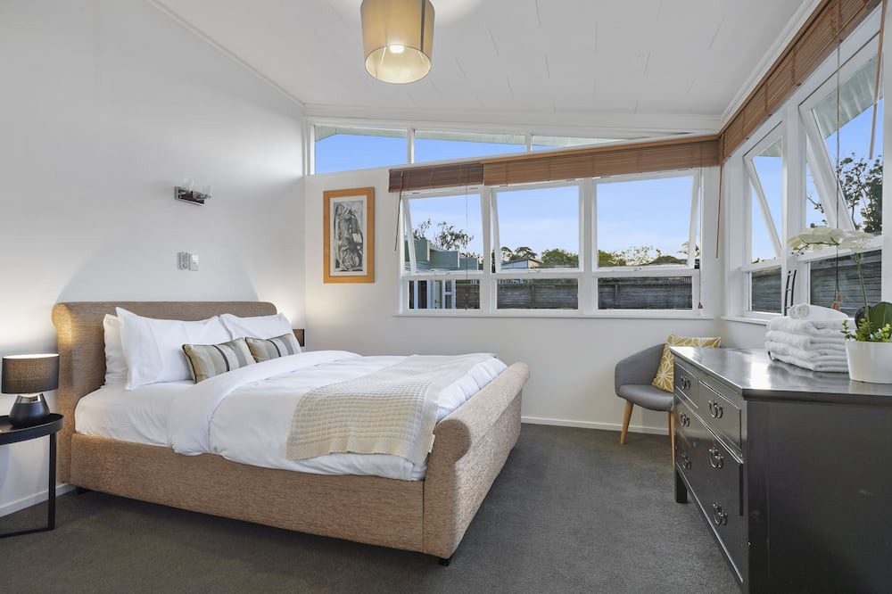 Glendowie Apartment | Gorgeous Family Home-Fully Fenced & Toys