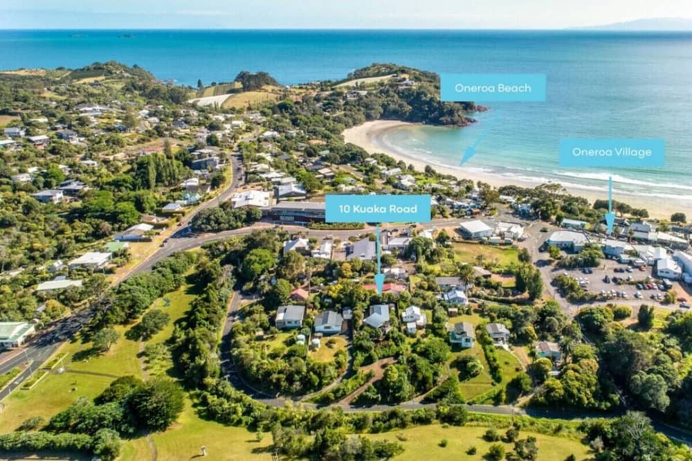 Oneroa House | Spa Pool and Home in the heart of the Island