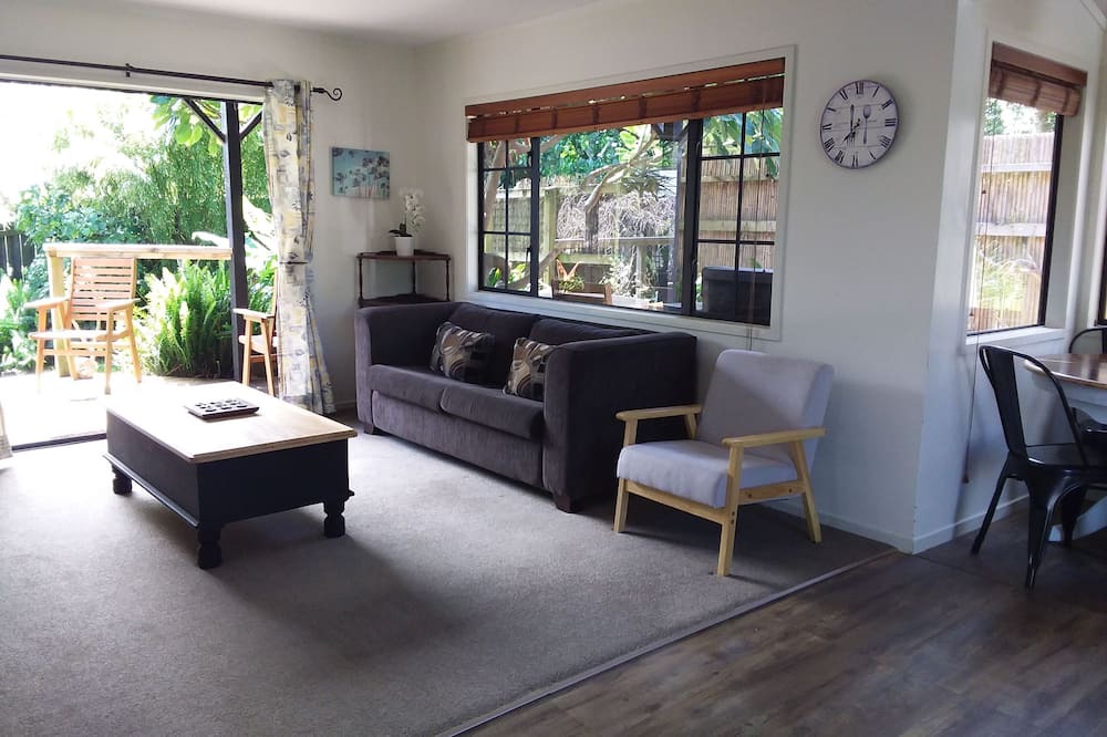 Coromandel House | 500m to Town/Deck/WiFi/Chromecast/BBQ/Dog Friendly