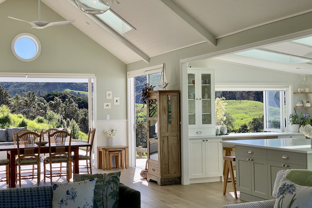 Leigh Villa | Songbird Villa - stunning views, spa and outdoor bath