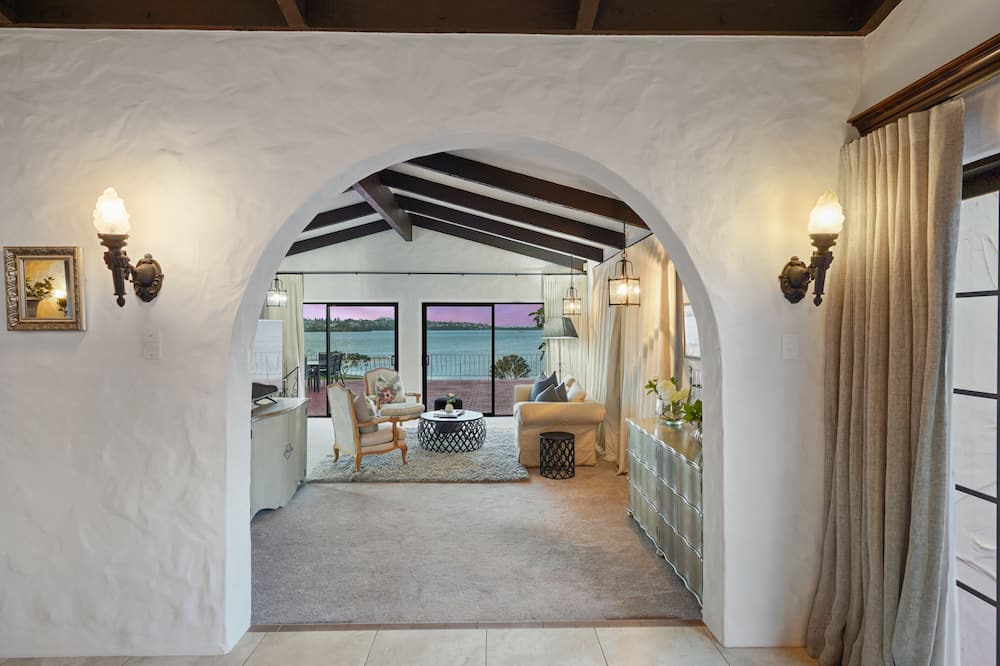Sunnyhills House | Magnificent Beachfront Mansion - Pool