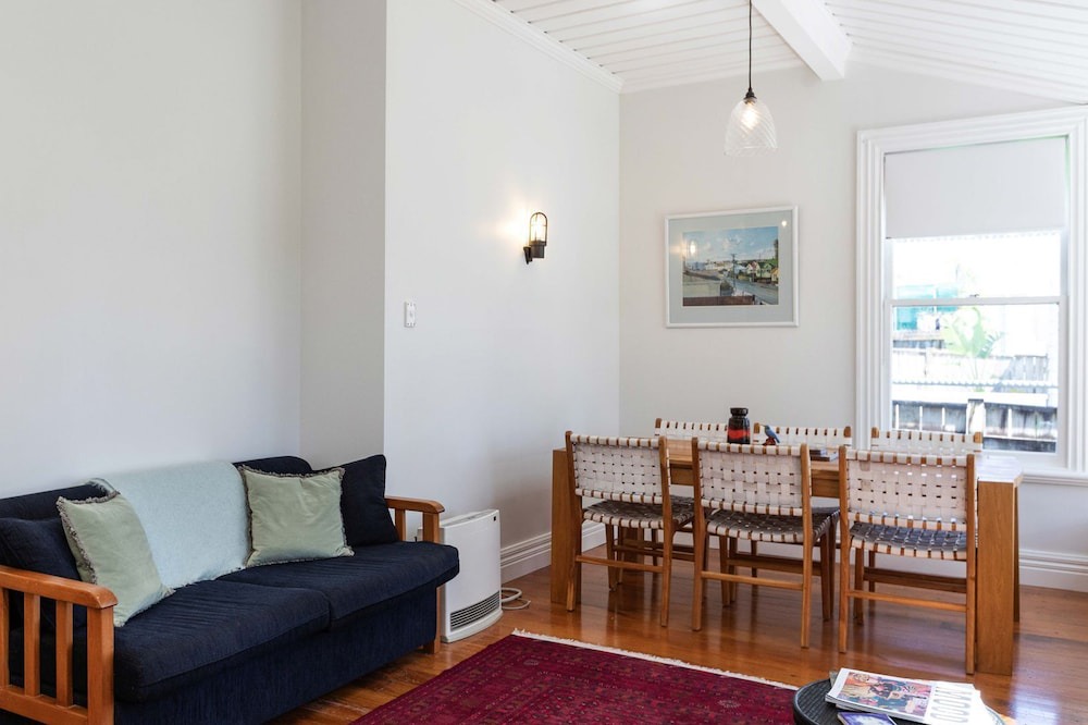 New Plymouth Villa | Villa on Courtenay - A short stroll to The CBD
