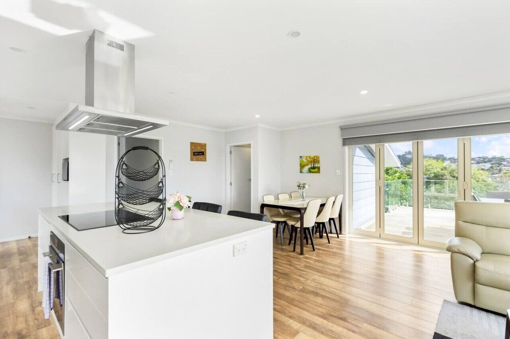 Torbay Apartment | North Shore Hideaway with Deck and BBQ