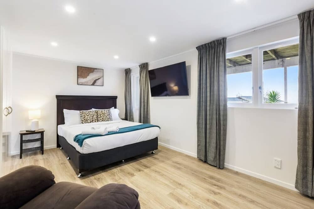 Torbay Apartment | Dan's Torbay Retreat is only 6-minutes to Beach