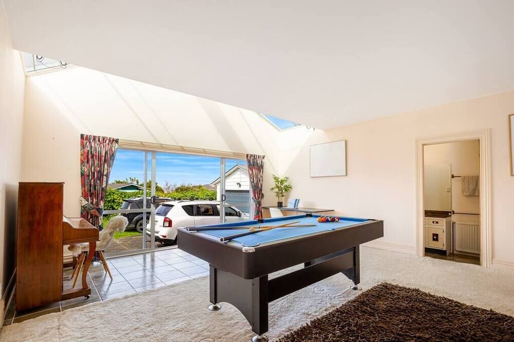 Chatswood House | 4Bed Spacious Villa in Chatswood