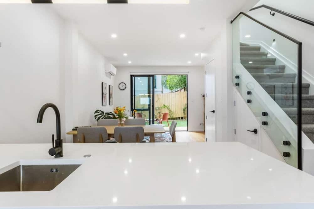 Greenlane - Ellerslie House | Exceptional 2BR in Ellerslie | Prime TV | WiFi |